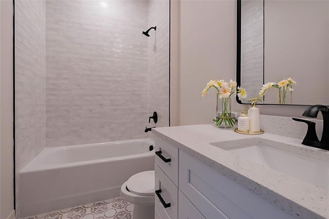 911 N NEW HAMPSHIRE AVENUE, Tavares, FL 32778