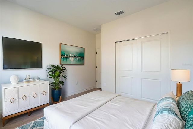 911 N NEW HAMPSHIRE AVENUE, Tavares, FL 32778