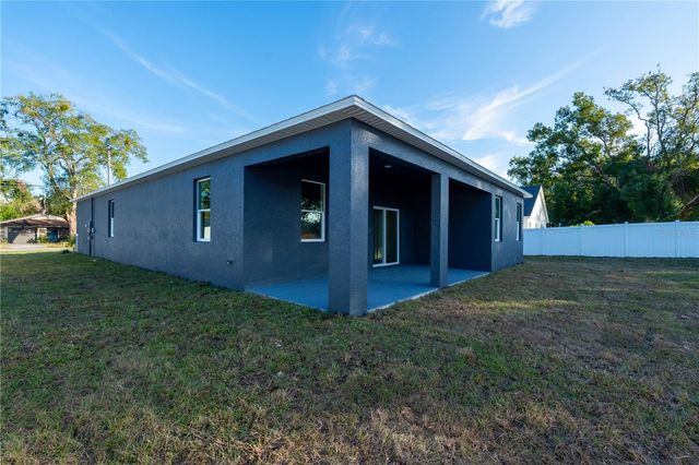 911 N NEW HAMPSHIRE AVENUE, Tavares, FL 32778