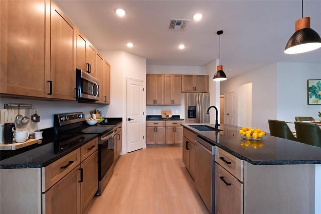 911 N NEW HAMPSHIRE AVENUE, Tavares, FL 32778