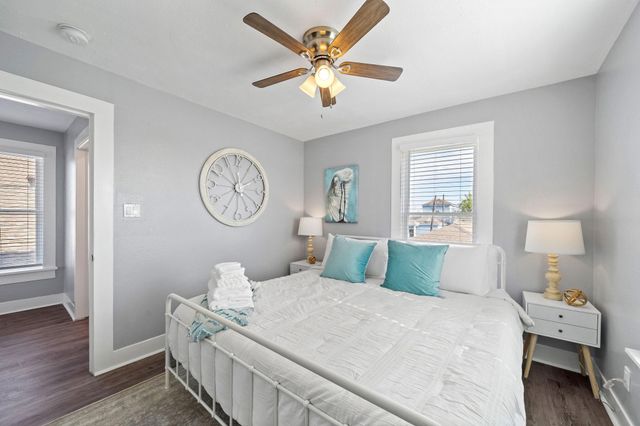 5202 Avenue L, Galveston, TX 77551
