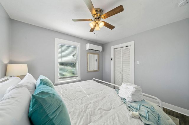 5202 Avenue L, Galveston, TX 77551