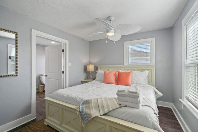 5202 Avenue L, Galveston, TX 77551