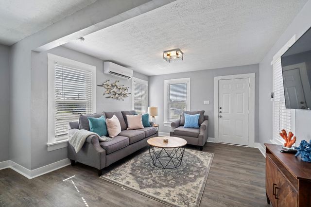 5202 Avenue L, Galveston, TX 77551