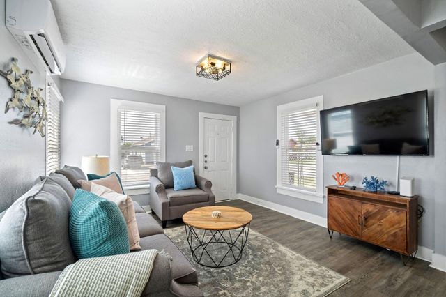 5202 Avenue L, Galveston, TX 77551