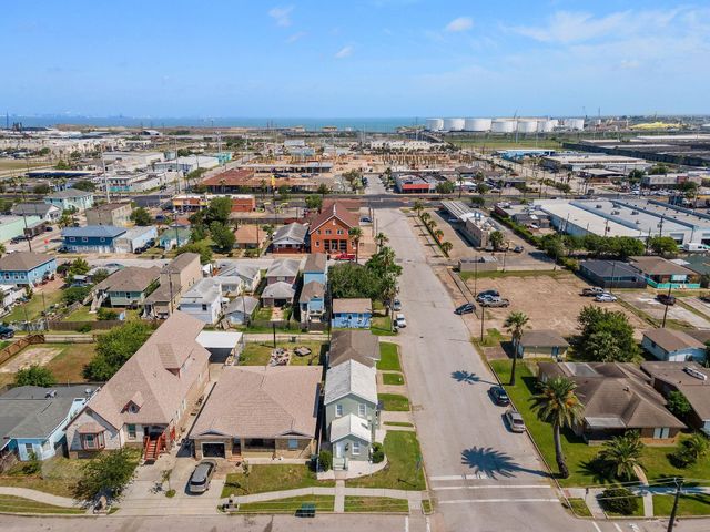 5202 Avenue L, Galveston, TX 77551