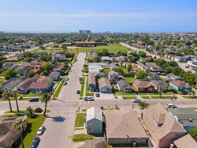 5202 Avenue L, Galveston, TX 77551