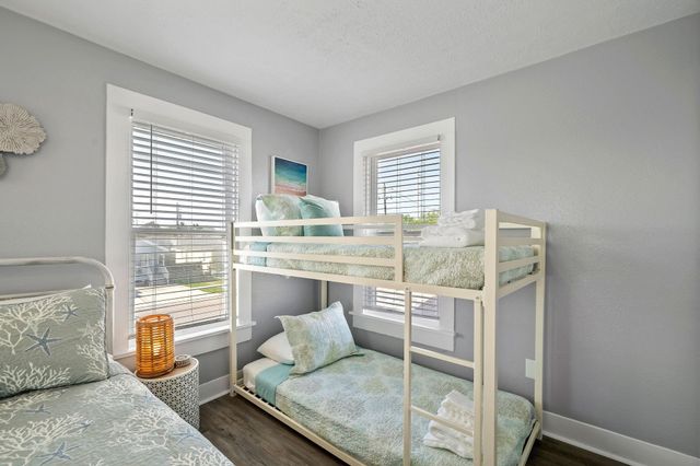 5202 Avenue L, Galveston, TX 77551