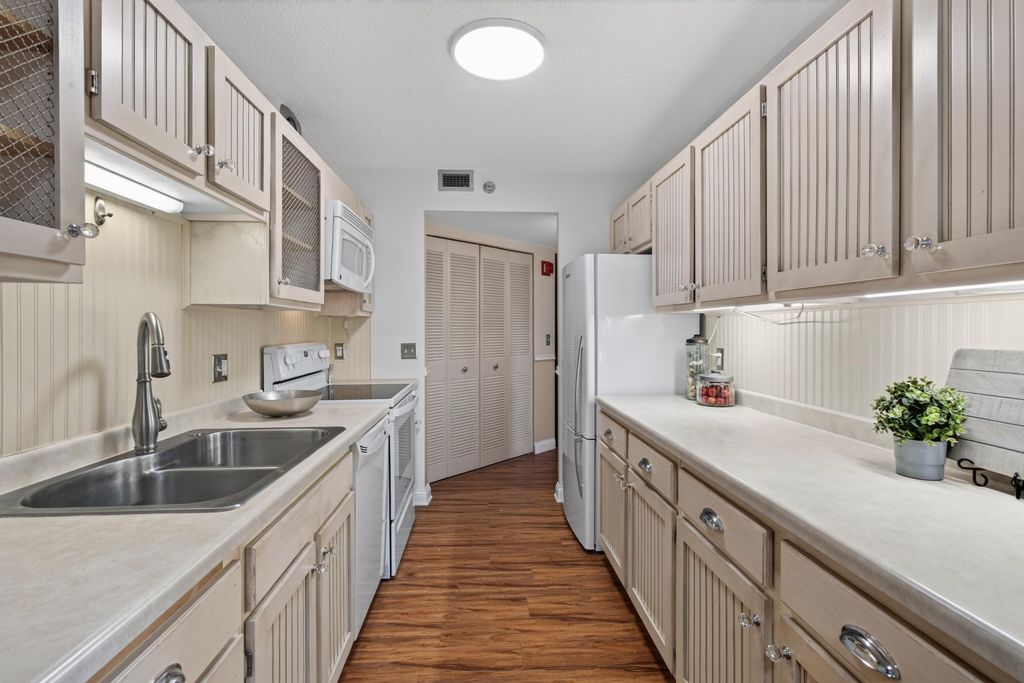 6615 Lake Shore Drive S 304, Richfield, MN 55423 — photo 2
