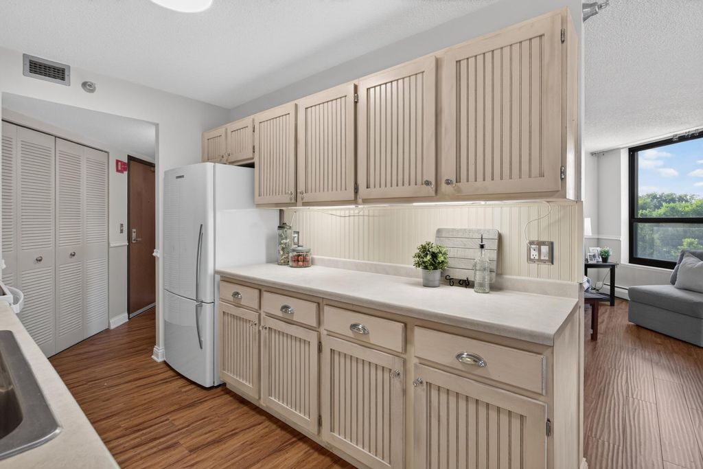 6615 Lake Shore Drive S 304, Richfield, MN 55423 — photo 3