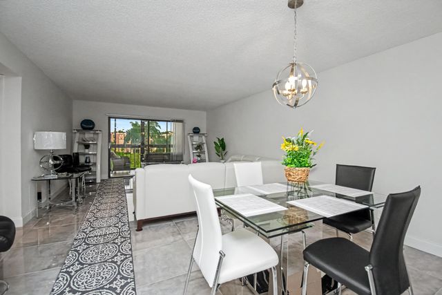 7351 Kinghurst Drive 301, Delray Beach, FL 33446