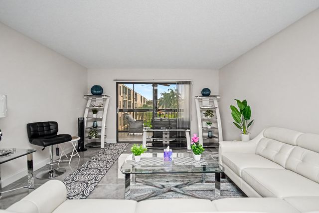 7351 Kinghurst Drive 301, Delray Beach, FL 33446