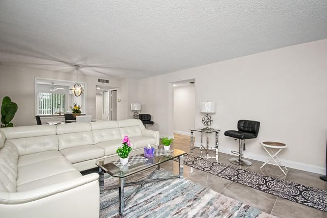7351 Kinghurst Drive 301, Delray Beach, FL 33446