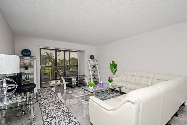 7351 Kinghurst Drive 301, Delray Beach, FL 33446