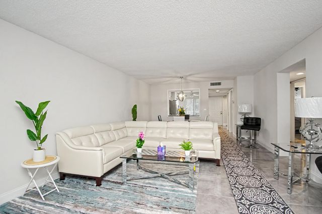7351 Kinghurst Drive 301, Delray Beach, FL 33446