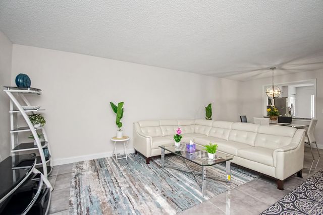 7351 Kinghurst Drive 301, Delray Beach, FL 33446