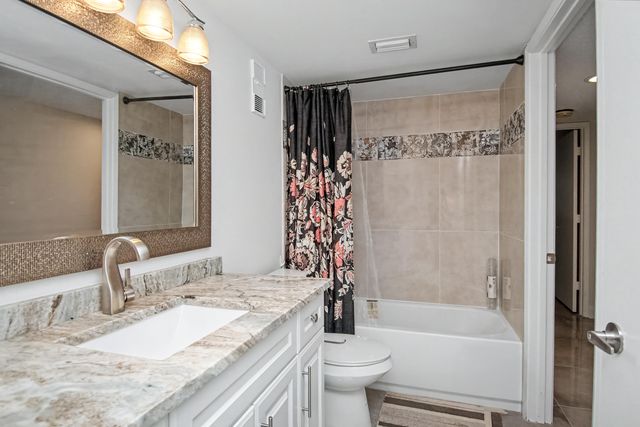 7351 Kinghurst Drive 301, Delray Beach, FL 33446