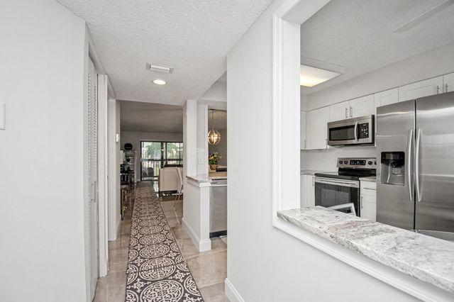 7351 Kinghurst Drive 301, Delray Beach, FL 33446