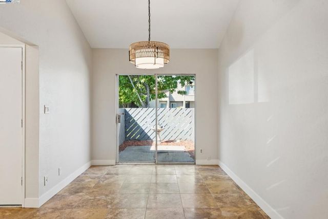 1042 Mangrove Ln, Alameda, CA 94502