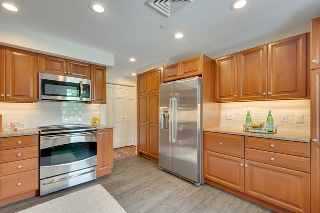 140 Lincoln Road 218, Lincoln, MA 01773