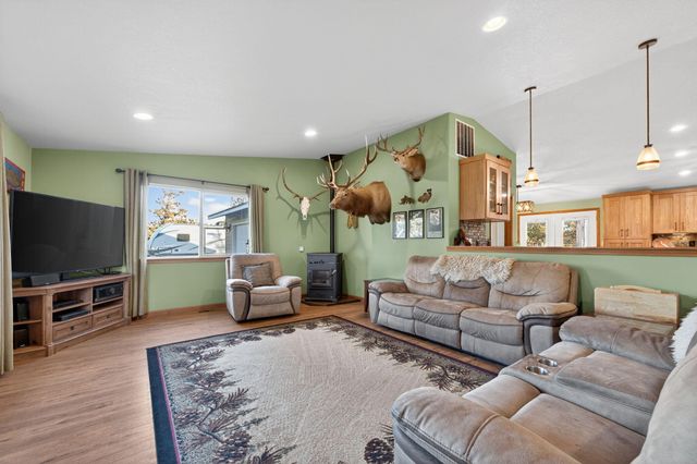 3940 NE Zamia Avenue, Redmond, OR 97756