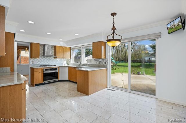 6240 Wynford Drive, West Bloomfield, MI 48322