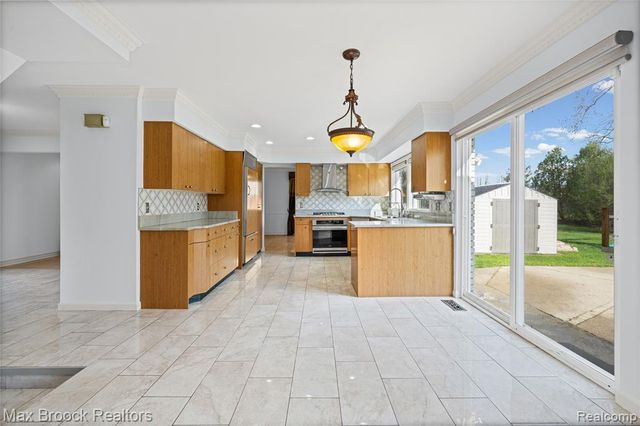 6240 Wynford Drive, West Bloomfield, MI 48322