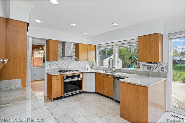 6240 Wynford Drive, West Bloomfield, MI 48322