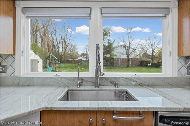 6240 Wynford Drive, West Bloomfield, MI 48322