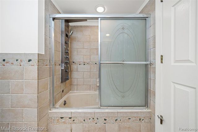 6240 Wynford Drive, West Bloomfield, MI 48322