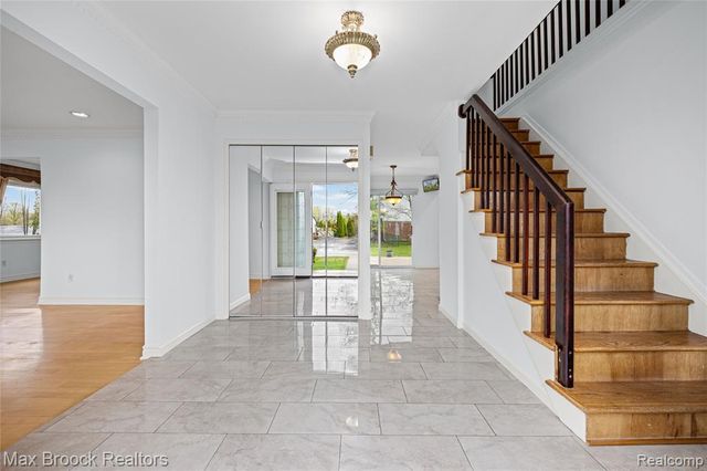 6240 Wynford Drive, West Bloomfield, MI 48322