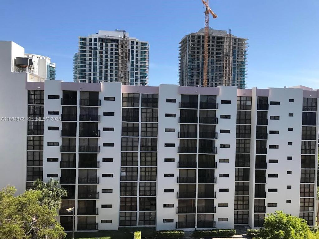 16919 N Bay Rd 816, Sunny Isles Beach, FL 33160