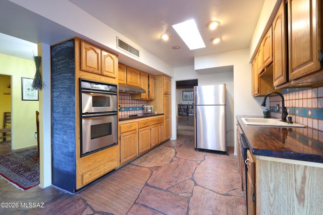 7600 N Village Avenue, Tucson, AZ 85704