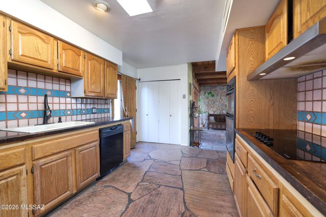 7600 N Village Avenue, Tucson, AZ 85704