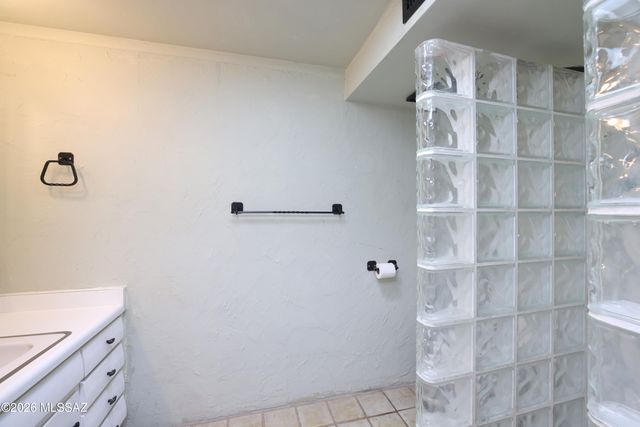 7600 N Village Avenue, Tucson, AZ 85704