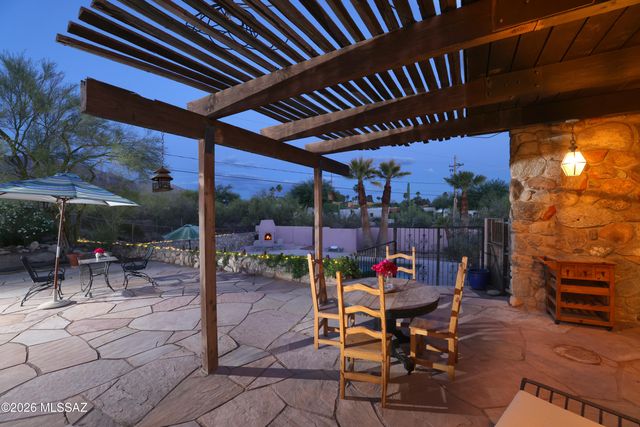 7600 N Village Avenue, Tucson, AZ 85704