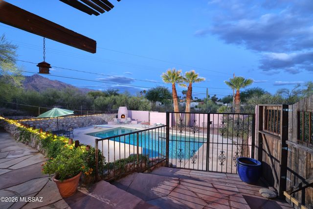 7600 N Village Avenue, Tucson, AZ 85704