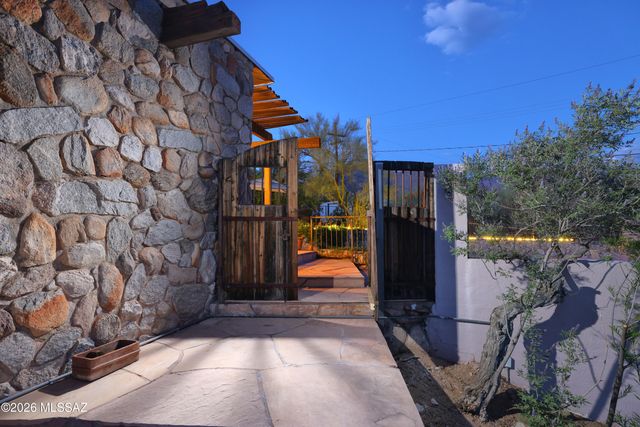 7600 N Village Avenue, Tucson, AZ 85704