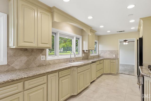 5813 Cypress Point Dr., Bakersfield, CA 93309
