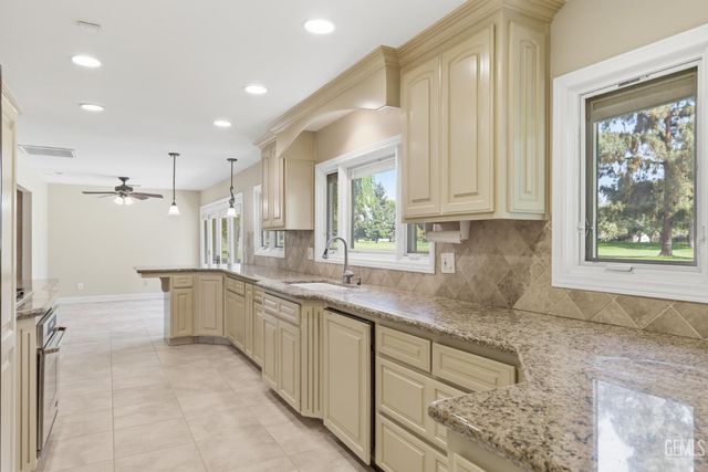 5813 Cypress Point Dr., Bakersfield, CA 93309