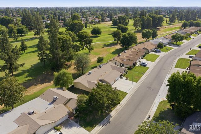 5813 Cypress Point Dr., Bakersfield, CA 93309