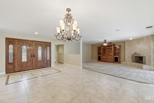 5813 Cypress Point Dr., Bakersfield, CA 93309