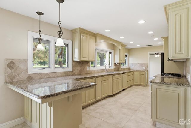 5813 Cypress Point Dr., Bakersfield, CA 93309
