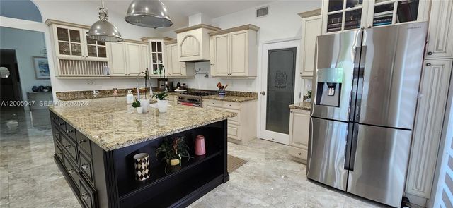 19922 NW 88th Ave, Hialeah, FL 33018