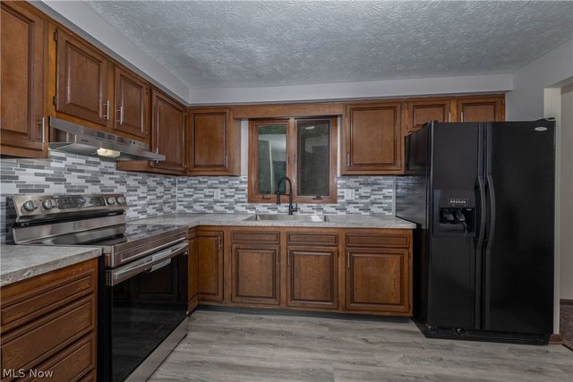 389 Stonewood Street, Canal Fulton, OH 44614