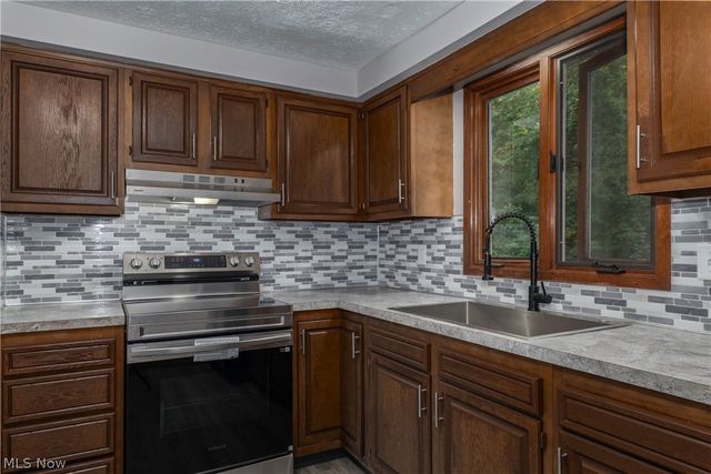 389 Stonewood Street, Canal Fulton, OH 44614