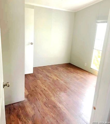 315 Forest Creek Rd, Devine, TX 78016