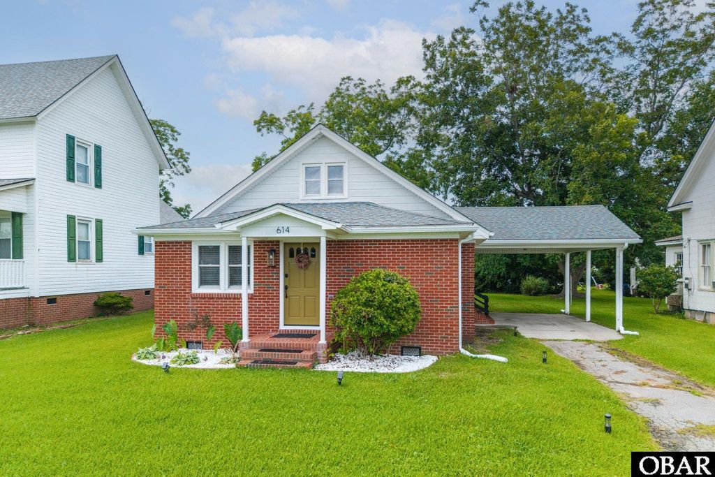 Image 1 of property listing at 614 Croatan Avenue, Manteo, NC 27954