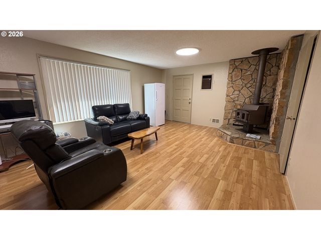 2047 ORR Ln, Eugene, OR 97405