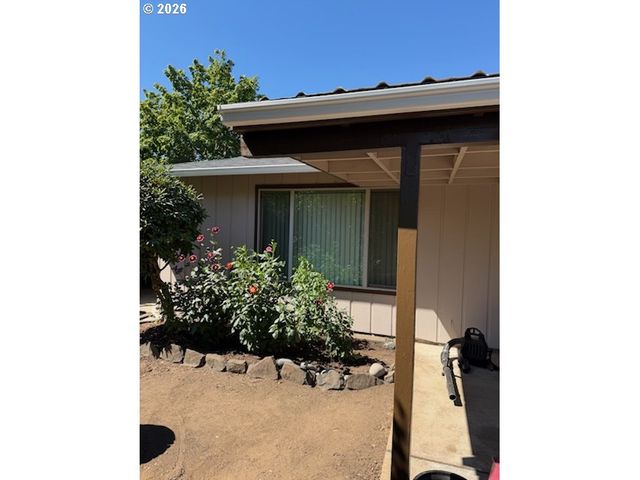 2047 ORR Ln, Eugene, OR 97405